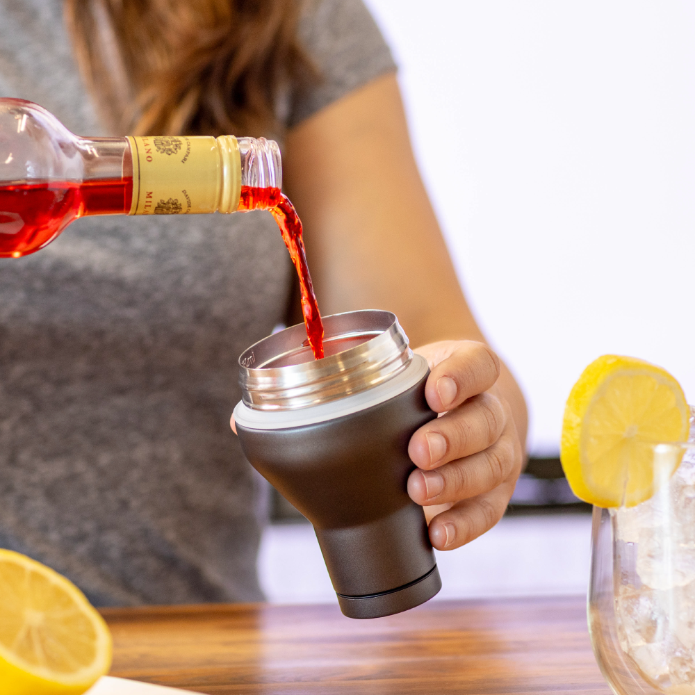 cocktail-shaker-lid-f8 Cocktail_Shaker_lifestyle_2_b714e13d-dd84-4844-956f-11cddc294041.png